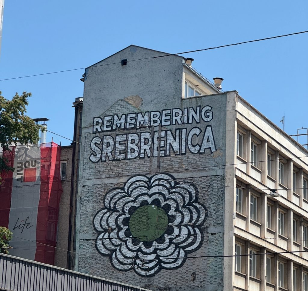 Saraybosna'da bir kurşun deliğinin etrafına çizilen Saraybosna gülü